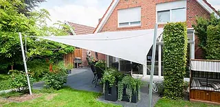 Sonnensegel dient als Überdachung der Terrasse